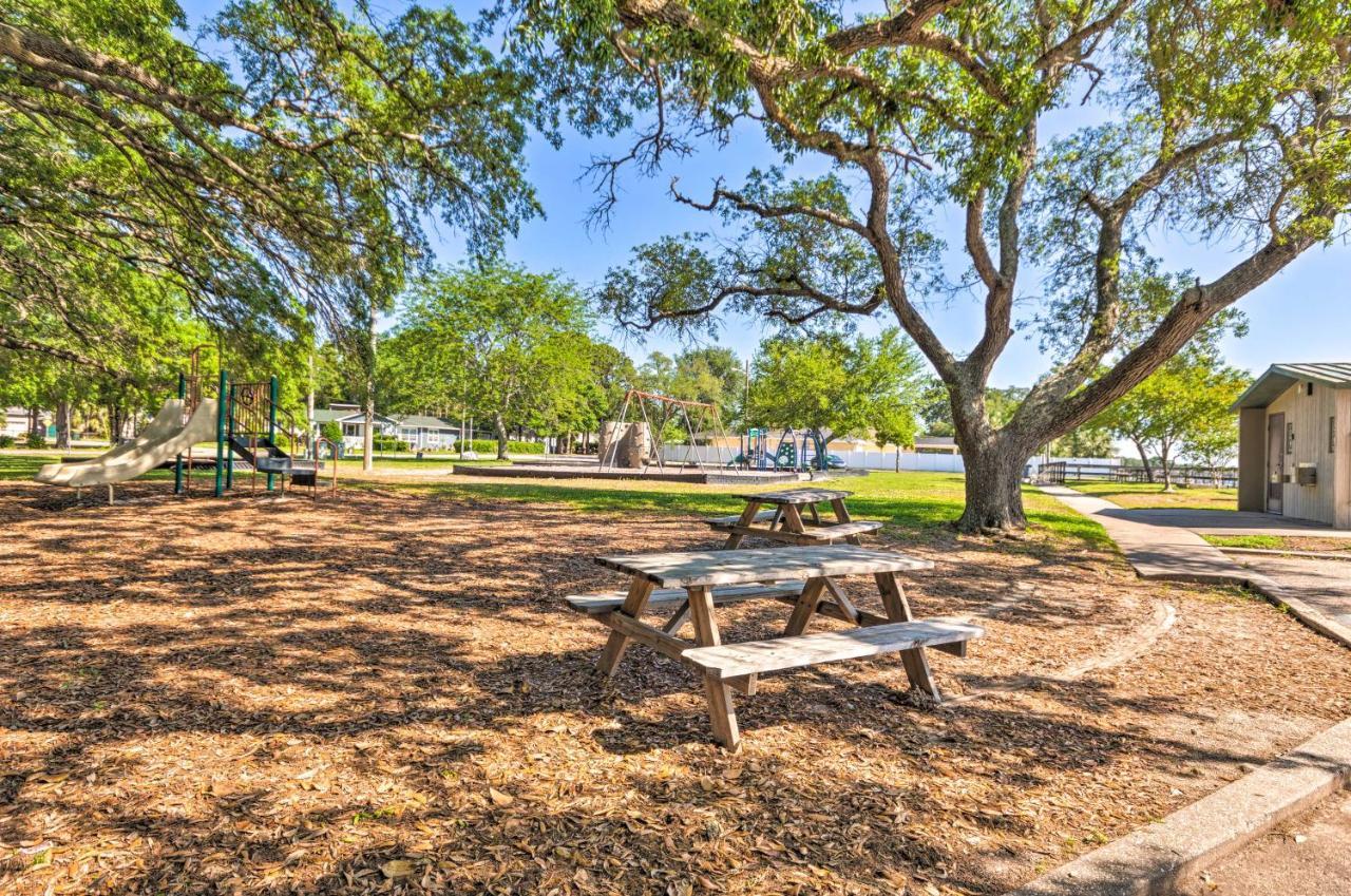 Fort Walton Coastal Retreat With Yard Walk To Beach Форт Уолтон Бич Экстерьер фото