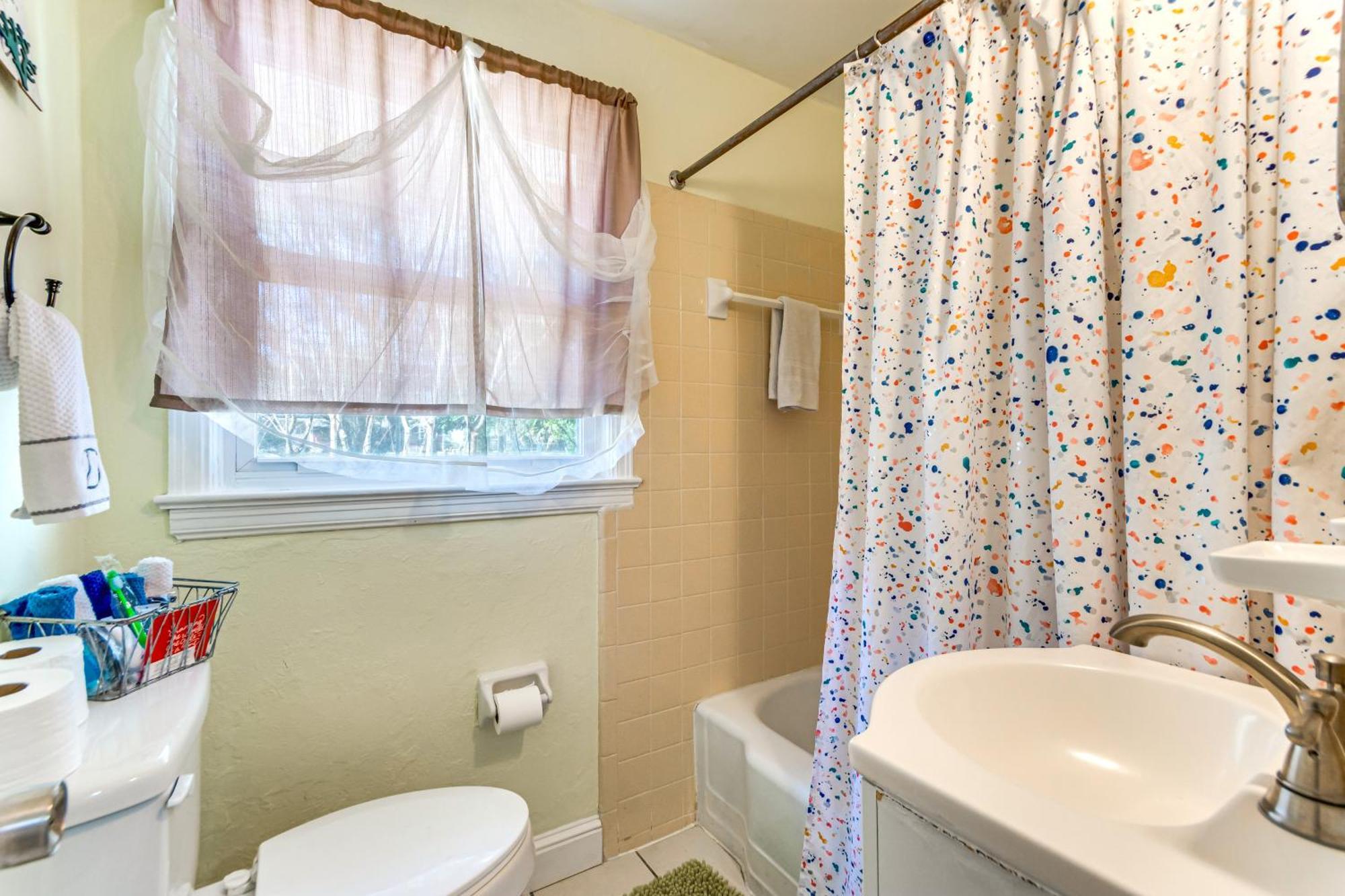 Fort Walton Coastal Retreat With Yard Walk To Beach Форт Уолтон Бич Экстерьер фото