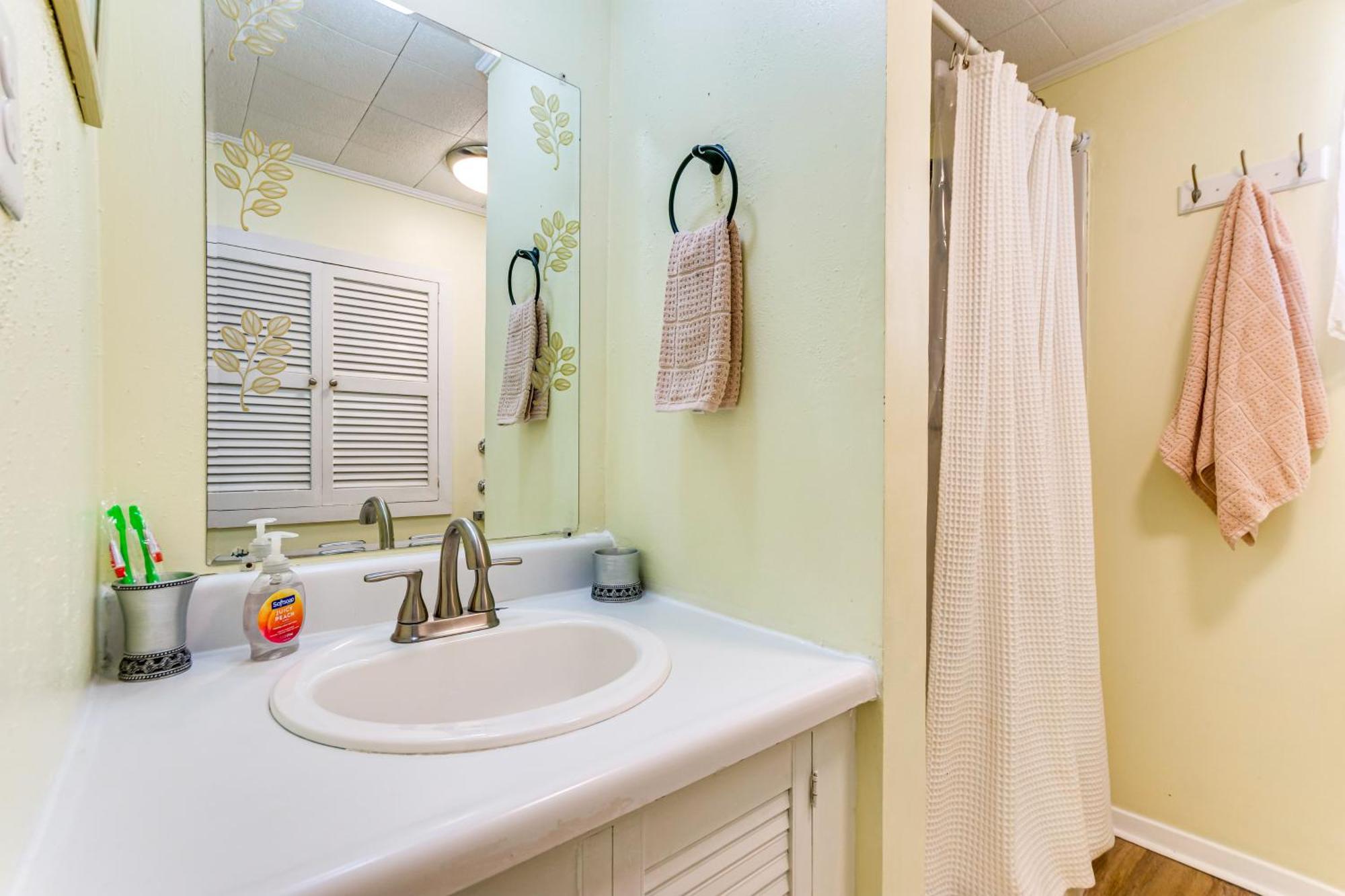 Fort Walton Coastal Retreat With Yard Walk To Beach Форт Уолтон Бич Экстерьер фото
