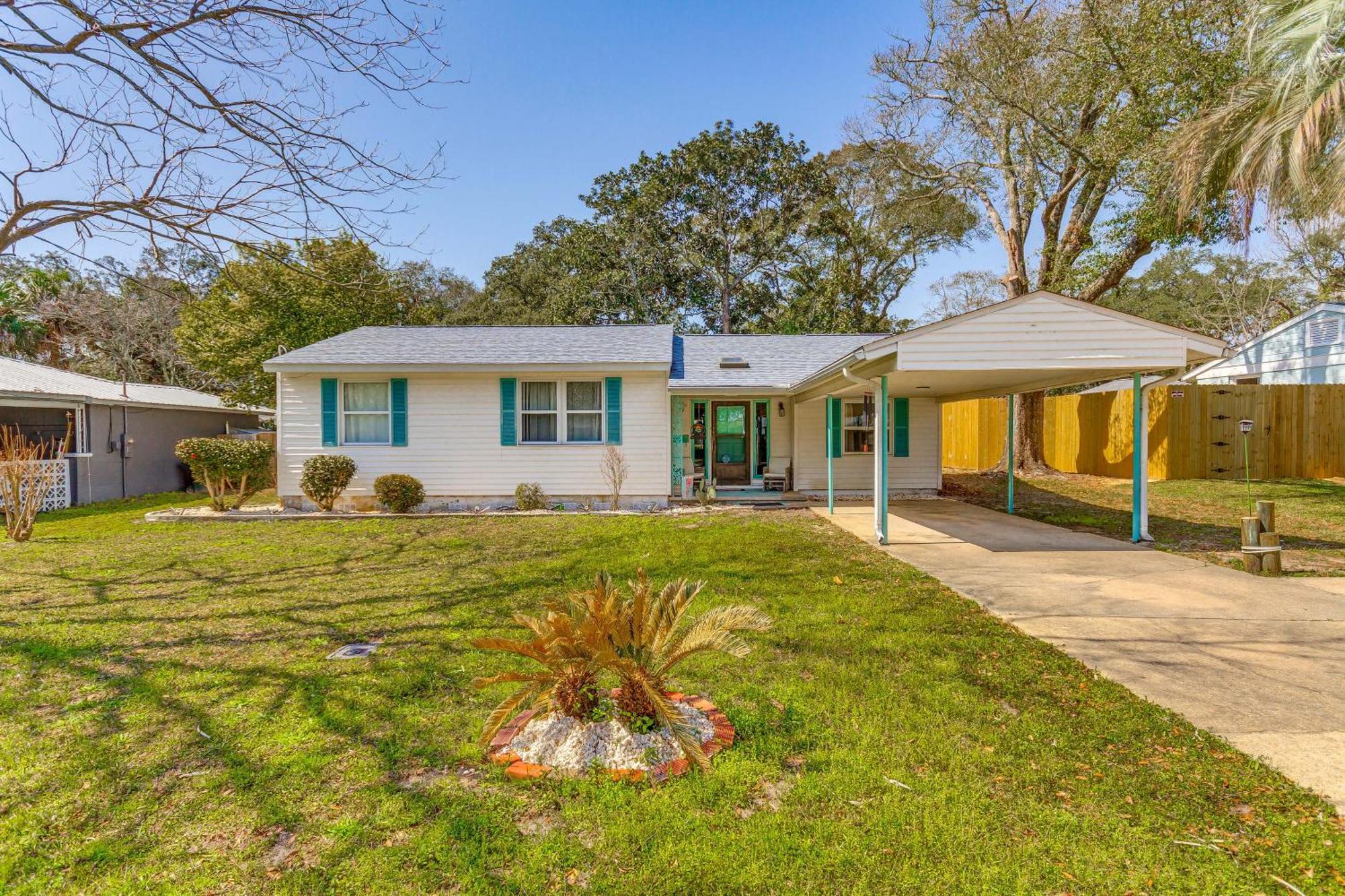 Fort Walton Coastal Retreat With Yard Walk To Beach Форт Уолтон Бич Экстерьер фото