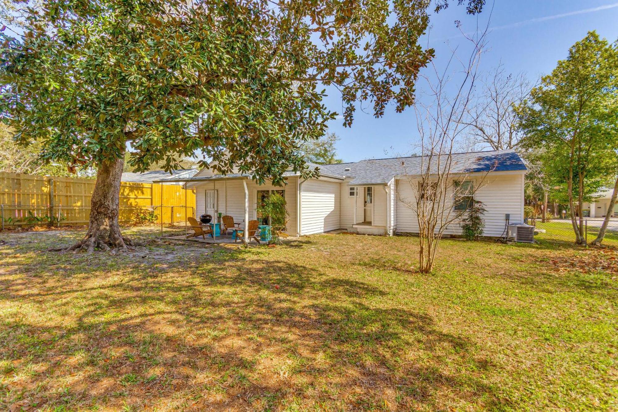 Fort Walton Coastal Retreat With Yard Walk To Beach Форт Уолтон Бич Экстерьер фото